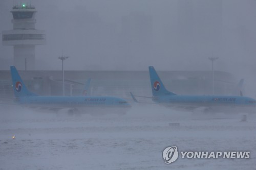 <최강한파> 한파에 갇힌 제주공항 항공기