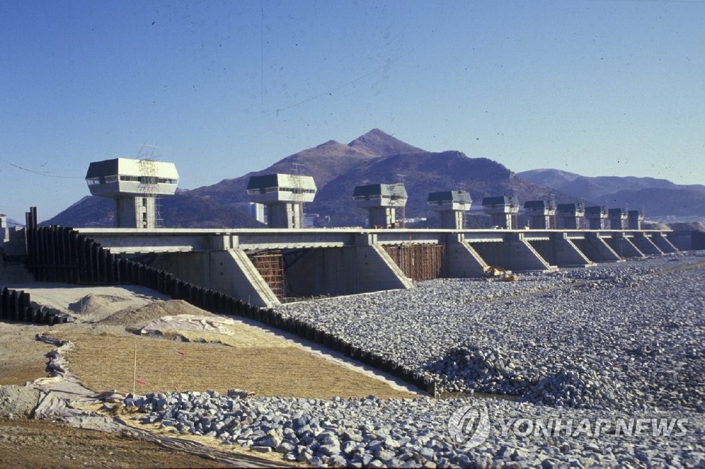 1986년 낙동강 하굿둑 건설 모습