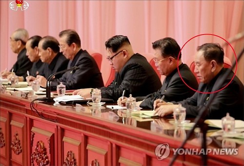 통일전선부장에 내정된 것으로 알려진 김영철(붉은 원) 인민군 정찰총국장이 군복 대신 인민복 차림으로 지난 2~3일 평양에서 열린 북한 노동당 중앙위원회와 노동당 인민군위원회의 연합회의ㆍ확대회의에 참석하고 있는 모습을 북한조선중앙TV가 4일 보도했다. <<연합뉴스 자료사진>>