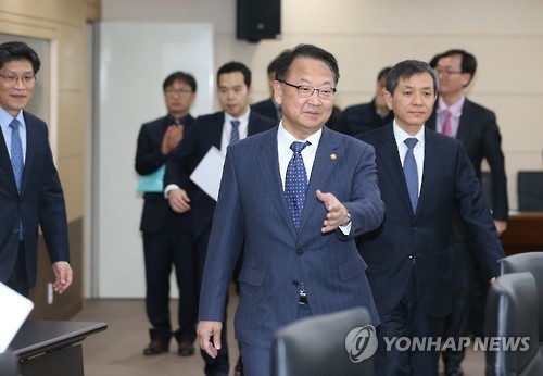 마감장 들어서는 유일호 경제부총리