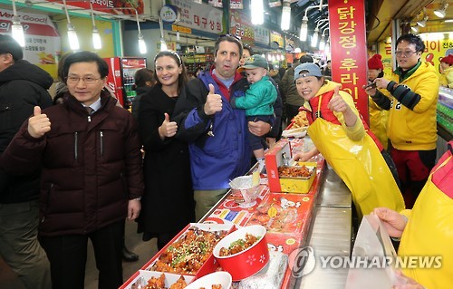 '닭 강정 최고'…전통시장 찾은 리퍼트 대사