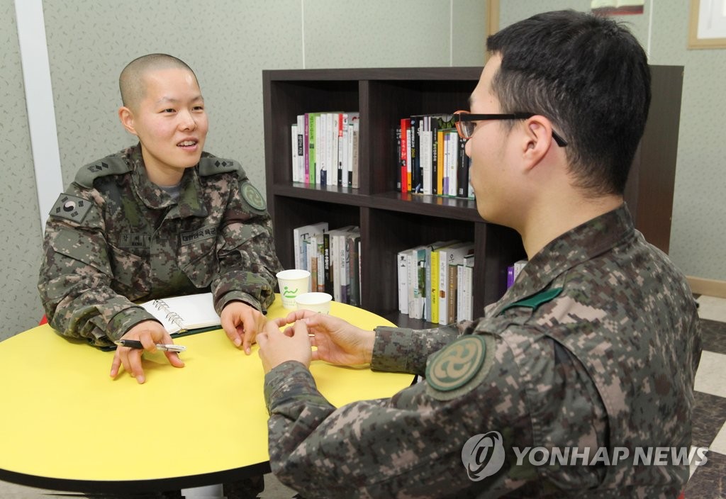 "병사들의 따뜻한 누나"…최전방부대 여군 군종장교