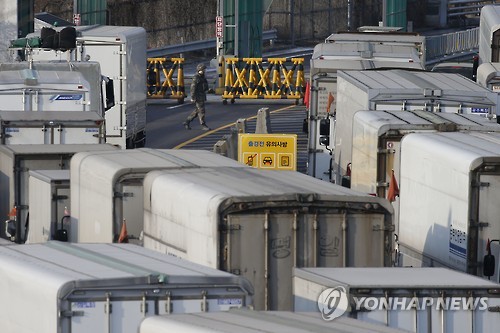 <개성공단 중단> 출경 기다리는 차량