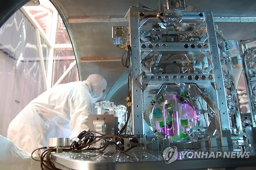 LIGO 광학장치 정비 장면