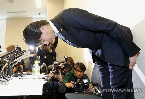 사퇴회견서 고개 숙인 日 불륜 의혹 의원