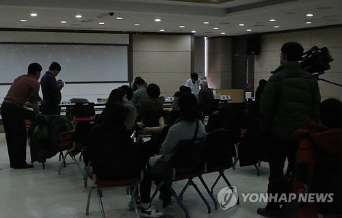 15일 원주시 학성동 한양정형외과에서 진료를 받은 환자 100여 명이 C형간염에 무더기로 감염된 사실이 밝혀지자 이 병원을 거쳐간 환자들이 원주시 보건소 3층에 마련된 'C형 감염 비상대책본부'를 찾아 감염 여부 확인을 위한 검사를 받았다.