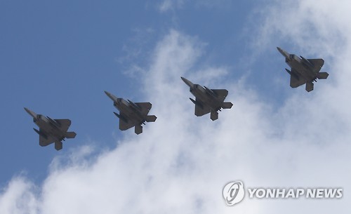 세계최강 미 전략무기 F-22 한반도 전개 '대북 군사적 압박'