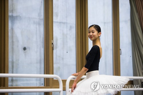 포즈 취하는 이은서