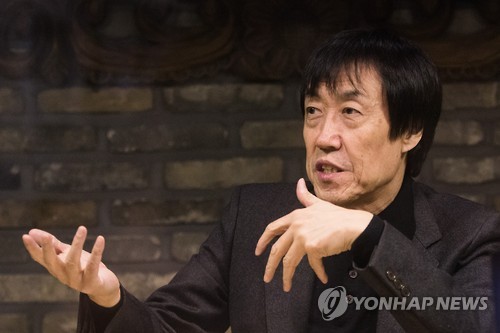 질문에 답하는 임헌정 지휘자
