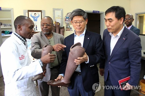 의족 살펴보는 LG전자 이충학 부사장