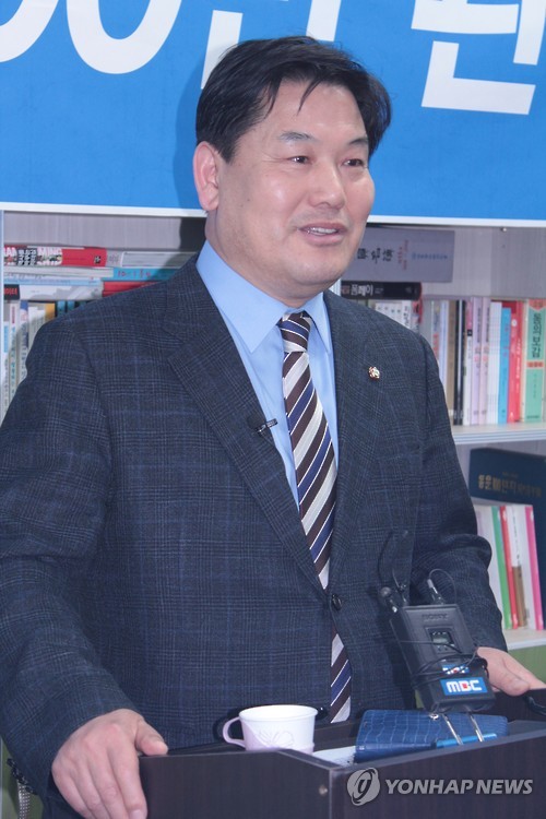 착잡한 표정의 홍의락 의원