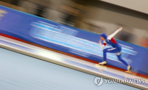서울 태릉국제스케이트장에서 역주하는 선수(연합뉴스 자료사진)