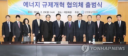 기념촬영하는 참석자들