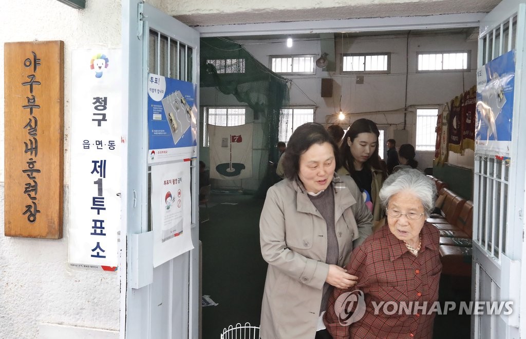 <선택 4.13> 이색 투표소, 야구 실내훈련장