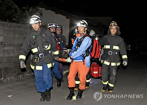 日구마모토 강진 부상자 이송