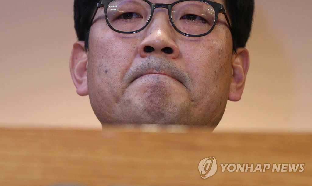 생각에 잠긴 롯데마트 김종인 대표