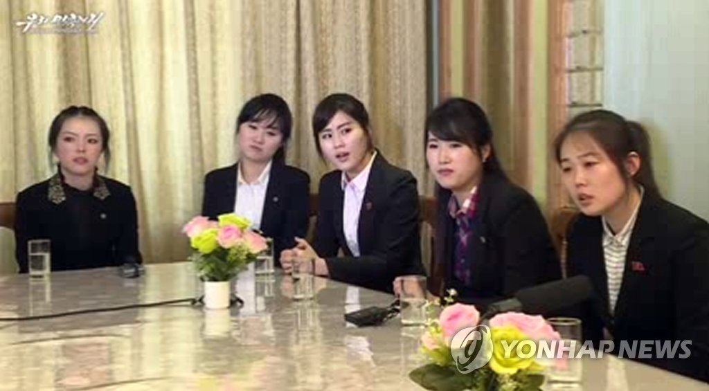 北, 집단탈북 종업원 동료 7명 인터뷰 영상 공개 (서울=연합뉴스) 북한의 대남선전용 매체 우리민족끼리TV는 24일 홈페이지에 게재한 '집단탈북 사건의 비열한 음모를 까밝힌다'는 제목의 24분 길이 영상에서 류경식당에서 일했다는 여성 종업원 7명의 인터뷰를 공개했다. 사진은 영상속 인터뷰하는 종업원들의 모습. 2016.4.24
nkphoto@yna.co.kr