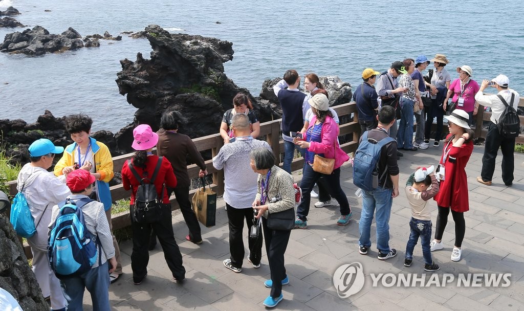 관광객 북적이는 제주 용두암