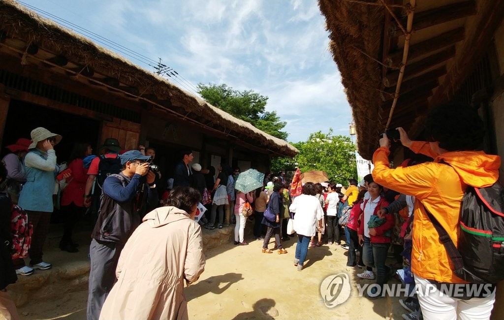 북적거리는 정지용 생가