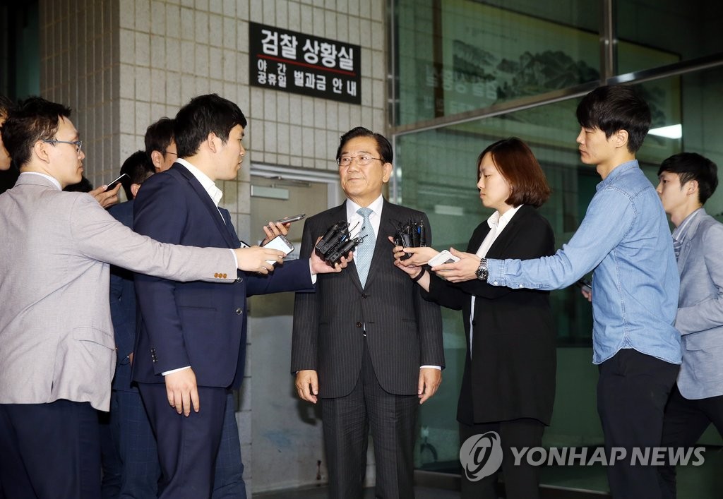 취재진 질문에 답하는 박준영