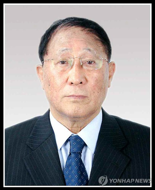 北 강석주,식도암으로 사망
(서울=연합뉴스) 북한 강석주 전 노동당 국제담당 비서가 20일 식도암으로 사망했다고 노동신문 21일 보도했다. 신문은 4면에 최룡해 노동당 정치국 상무위원을 위원장으로 한 국가장의위원회 구성 및 위원 명단 등을 강 전 비서의 사진과 함께 실었다. 2016.5.21 << 국내에서만 사용가능. 재배포 금지. For Use Only in the Republic of Korea. No Redistribution >>
nkphoto@yna.co.kr