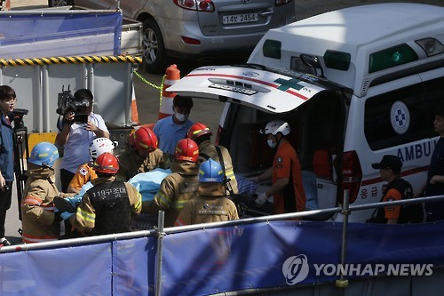 가스폭파 사고가 일어난 남양주 지하철 공사현장에서 병원으로 이송되는 근로자