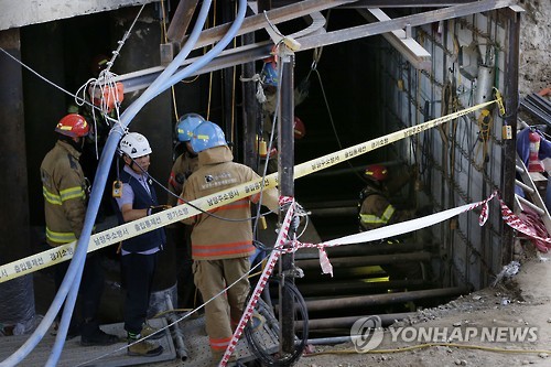 붕괴사고 현장 살펴보는 소방대원