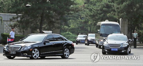 中 댜오위타이 국빈관 나서는 북한대표단
(베이징=연합뉴스) 이준삼 특파원 = 리수용 북한 노동당 중앙위원회 부위원장을 비롯한 북한대표단이 탄 차량이 1일 오후 베이징 댜오위타이 국빈관을 나서고 있다. 리 부위원장은 주중 북한대사 관용차(왼쪽 첫번째)에 탄 것으로 보인다. 2016.6.1
jslee@yna.co.kr