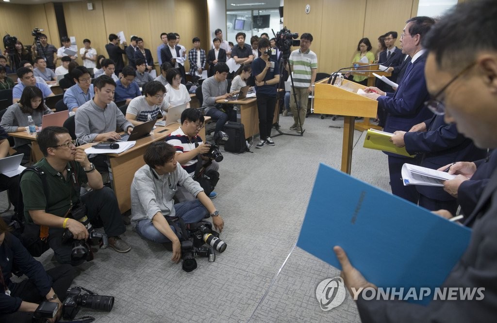 취재진 질문에 답하는 박 시장