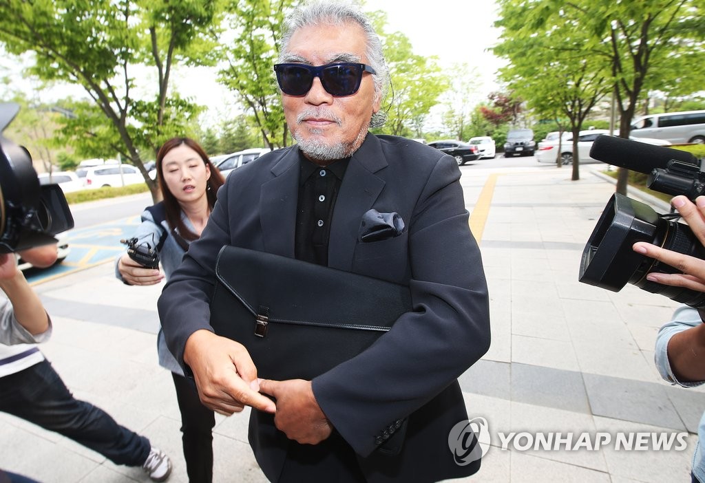 이혼소송 출석하는 나훈아