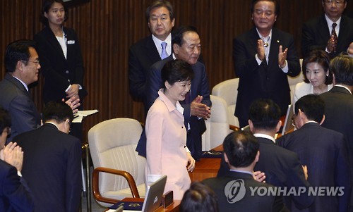 입장하는 박 대통령