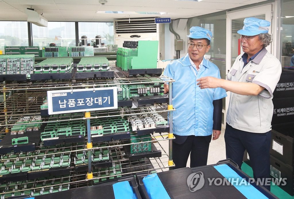 개성공단 입주기업 방문한 홍용표 장관