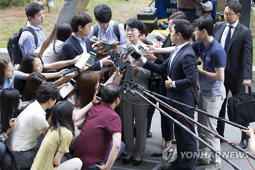 질문에 답하는 박선숙 의원