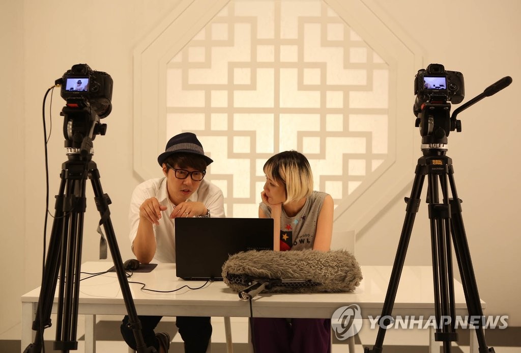 스튜디오에 출연한 인기 게임 방송인 대도서관(왼쪽)