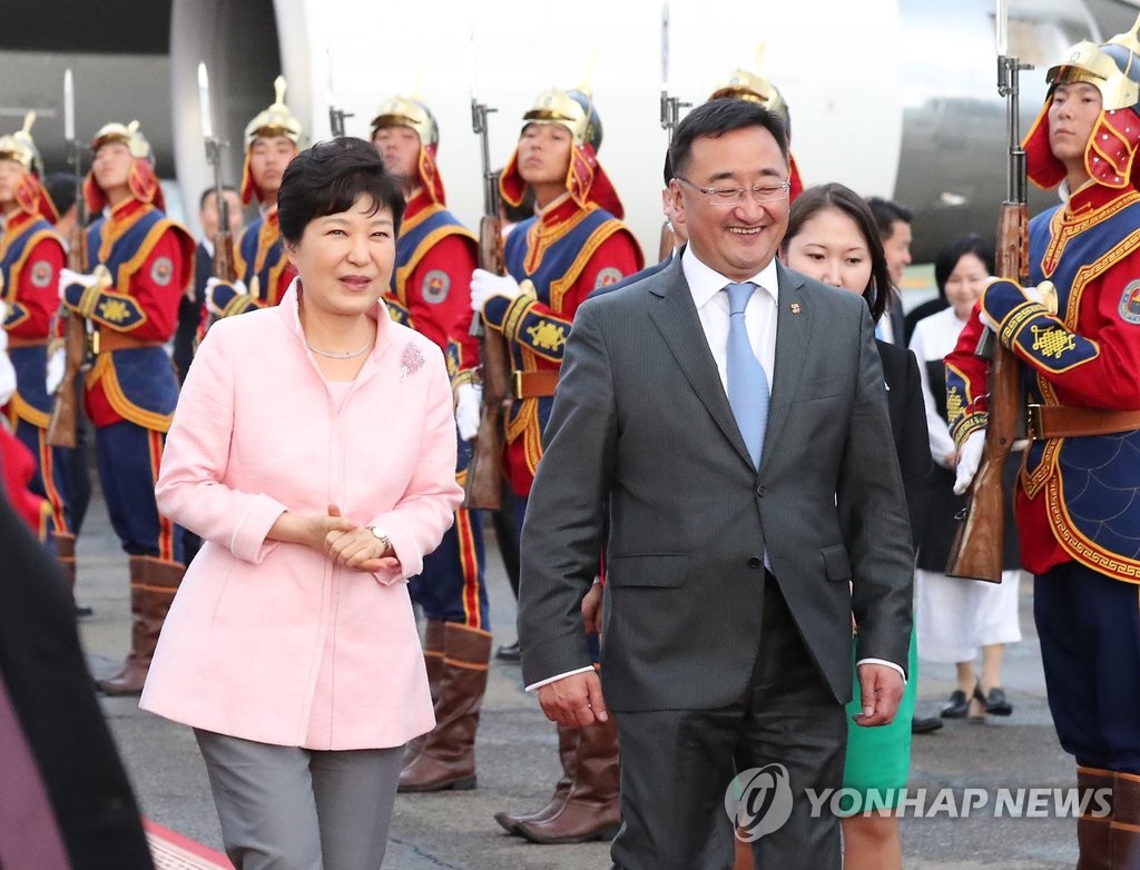 몽골 외교부 장관 영접 받는 박 대통령