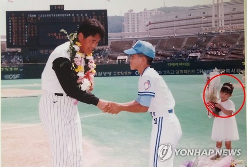 '롯데 레전드' 윤학길과 딸 윤지수 양(빨간 원)