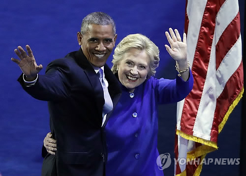 전당대회 무대서 함께 인사한 오바마(좌)와 클린턴