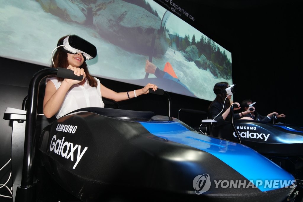 삼성전자 갤럭시노트7 언팩(Unpacked)쇼 참가자가 기어 VR를 체험하고 있다.