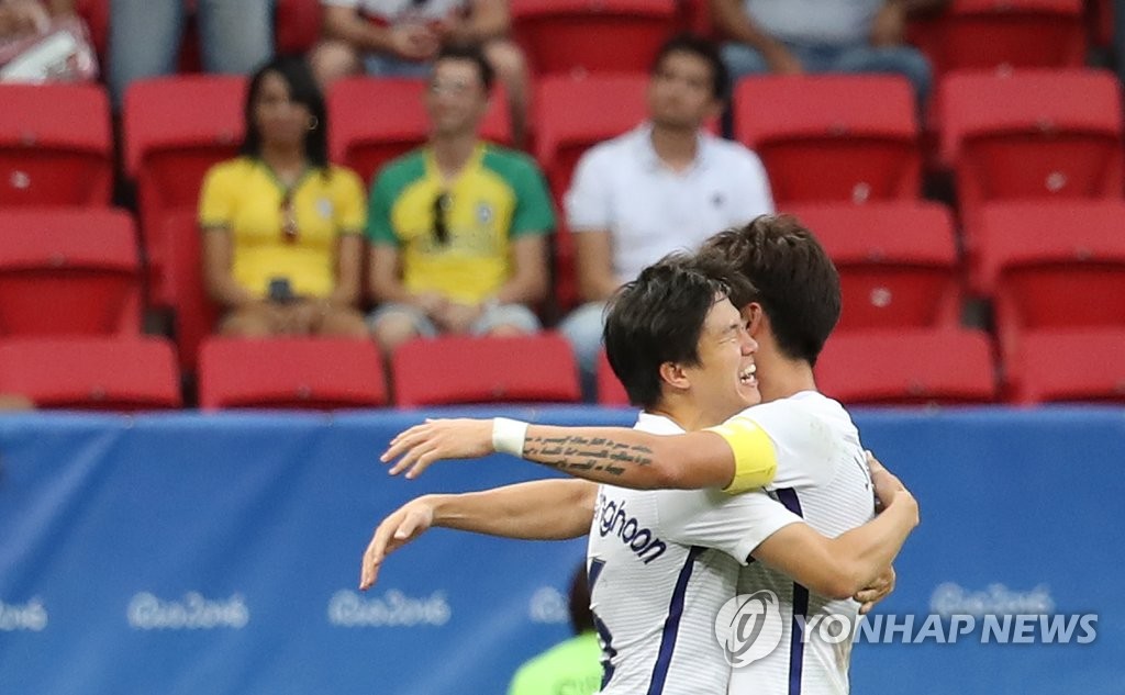 어제 브라질리아 마네 가힌샤 경기장에서 열린 리우올림픽 축구 C조 조별리그 3차전에서 8강행이 결정 된 뒤 권창훈(왼쪽)이 주장 장현수와 포옹하고 있는 모습