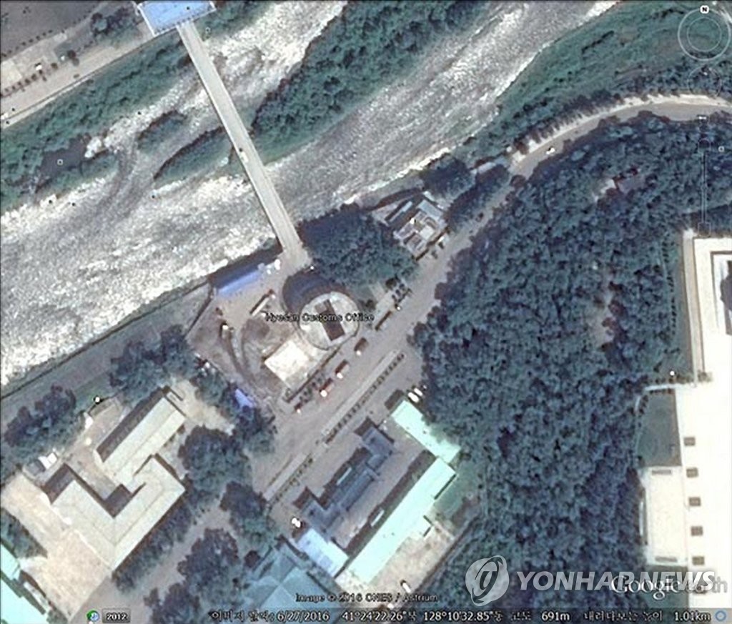 北, 中 가까운 혜산시 집중개발"
(서울 구글=연합뉴스) 미국 존스홉킨스대학 산하 한미연구소의 커티스 멜빈 연구원은 11일 미국 자유아시아방송(RFA)에 출연해 2014년과 2016년 6월 촬영한 혜산시 사진을 비교하며 "혜산시가 평양에서 멀리 떨어진 행정 중심지인데도 많은 투자를 앞세워 시설을 확대하고 있다"고 설명했다. 2016.8.11
<위 사진 크레디트는 (구글/연합뉴스)로 표기해야 하며 뉴스보도 목적으로만 사용가능(판매금지) 합니다.>
nkphoto@yna.co.kr