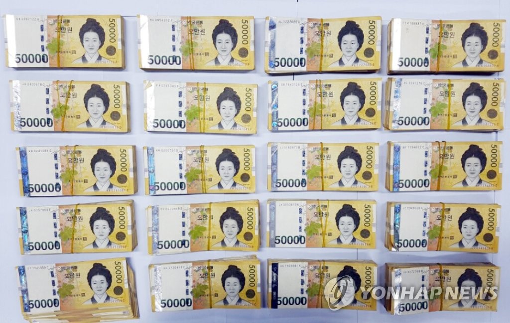 현금수송차량 경비원이 훔친 돈다발