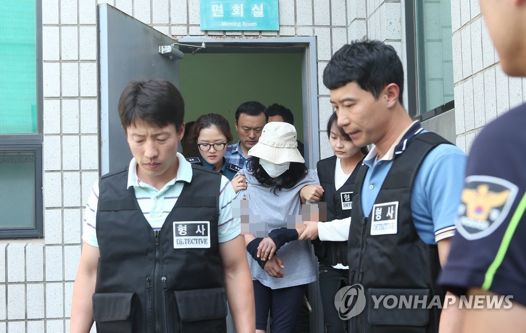유치장 나서는 시흥 친딸 살해 피의자