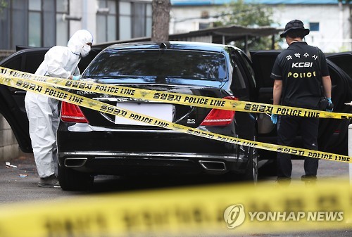 이인원 부회장 차량 감식하는 경찰