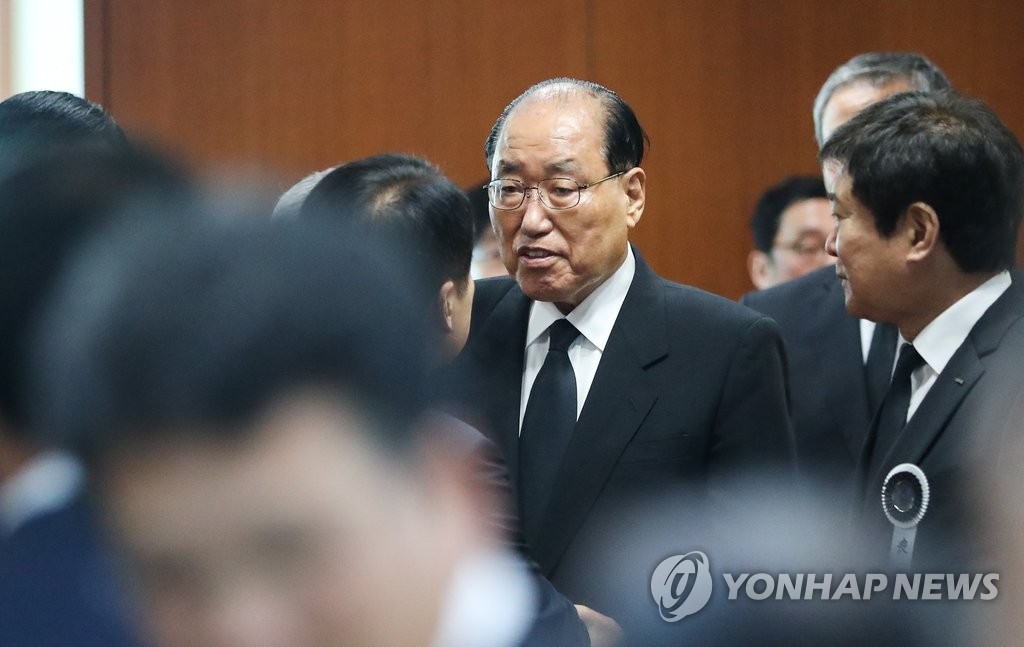 이인원 빈소찾은 노신영 롯데총괄고문