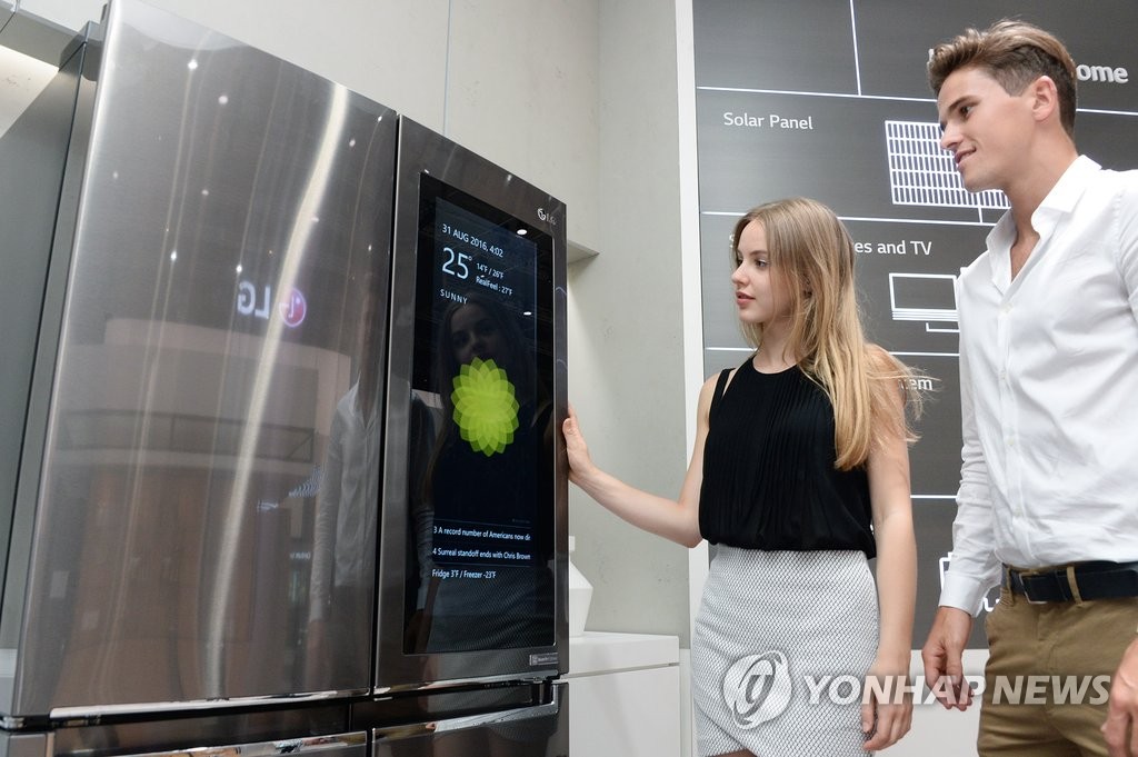 이달 초 독일 베를린에서 열린 'IFA 2016'에서 모델이 스마트 냉장고를 소개하는 모습. [LG전자 제공=연합뉴스]