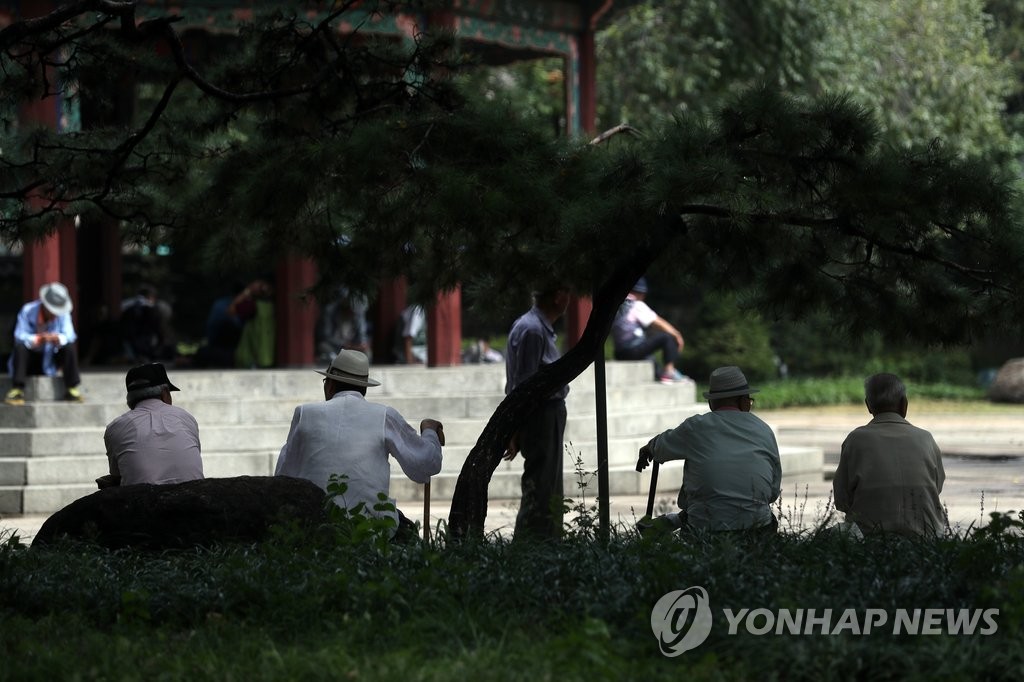 8일 오후 서울 종로구 탑골공원을 찾은 노인들이 휴식을 취하고 있다. [서울=연합뉴스 자료사진]