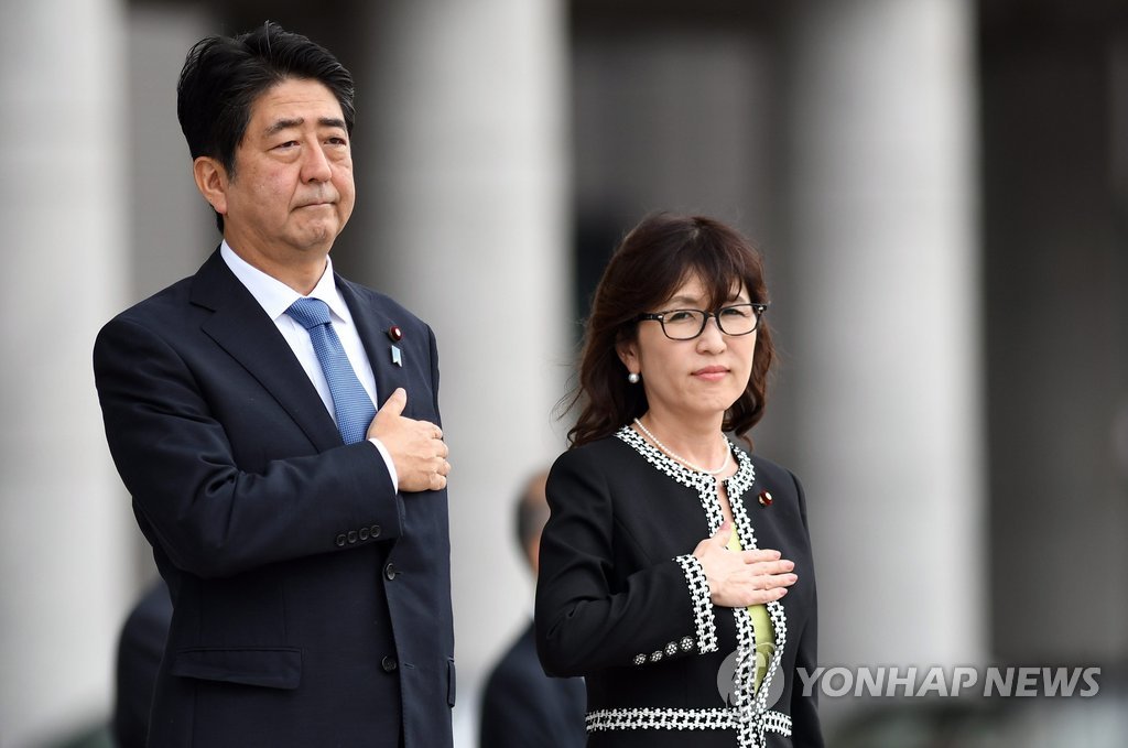 일본의 아베 신조 총리(왼쪽)와 이나다 도모미 방위상[AFP=연합뉴스 자료사진]