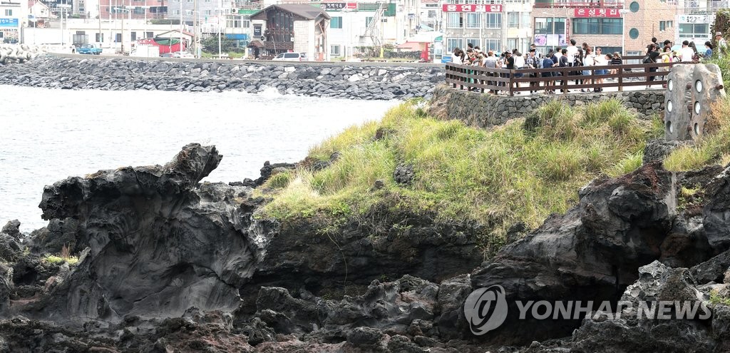 관광객 몰린 제주 용두암
