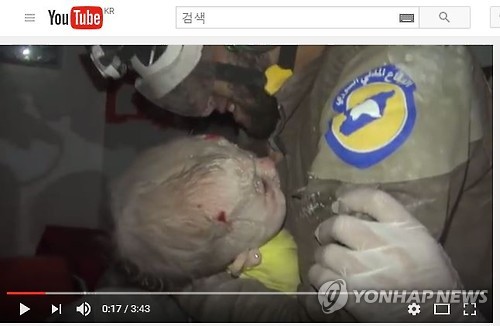 갓난아기 구조 후 오열하는 시리아 '하얀 헬멧' 대원