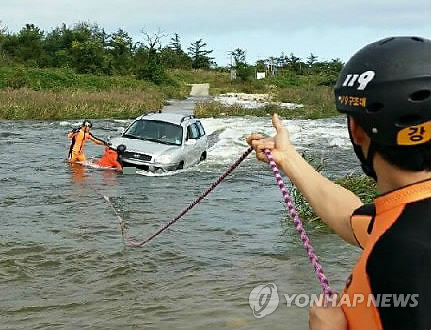 불어난 물에 옴짝달싹 못 하는 차량